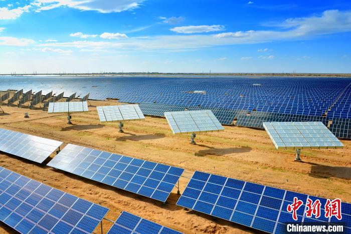 青海格爾木：荒漠“綠能”發展風光無限