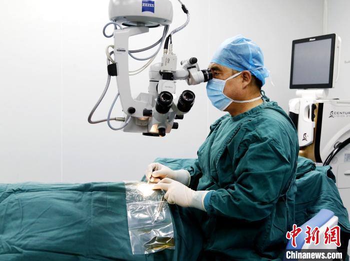 送“光明”的眼科醫生董光明：三十載見證中國西部眼科飛躍