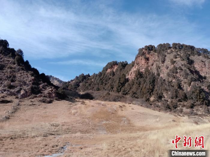 圖為坎布拉外圍地區的古火山口。孫揚益 供圖 孫揚益 供圖 攝