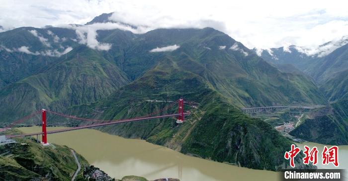 圖為雅康高速瀘定大渡河大橋。　劉忠俊 攝