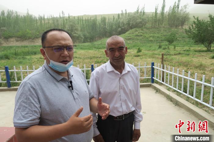 圖右為普魯村當年迎接進藏先遣連入村的見證者后代西日普·依布地?！畛坛?攝