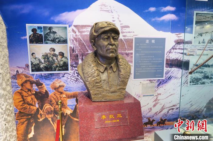 圖為南疆軍區某合成團1連榮譽室，雕像是進藏先遣英雄連總指揮李狄三?！畛坛?攝