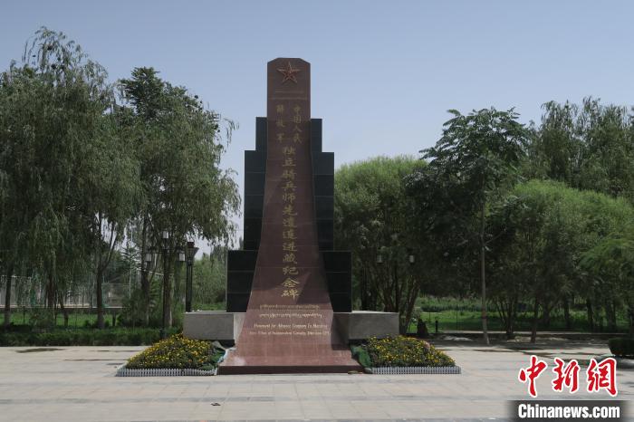 圖為位于于田縣中心的中國人民解放軍獨立騎兵師先遣連進藏紀念碑?！畛坛?攝