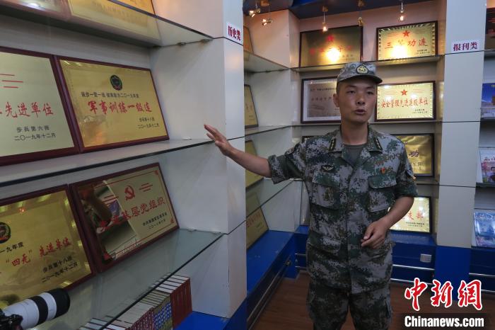 圖為南疆軍區某合成團1連連長齊楠?！畛坛?攝