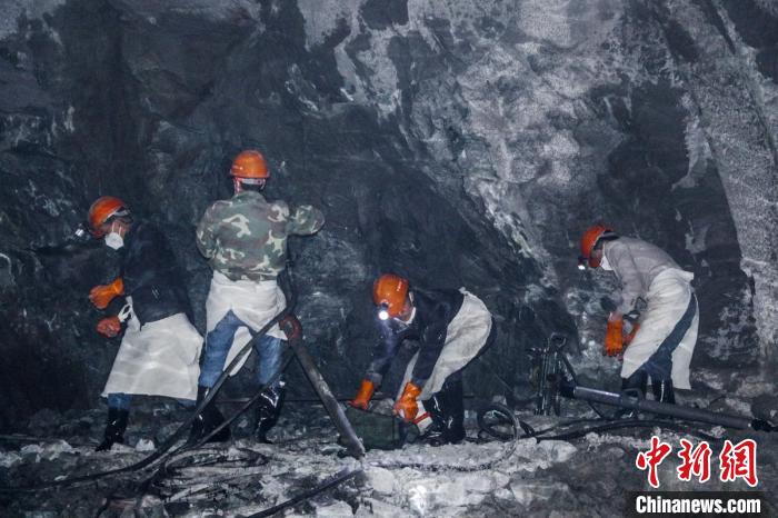 隧道開挖作業(yè)施工現(xiàn)場。　康巴傳媒供圖