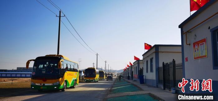 圖為搬遷民眾抵達安置區。　魏建軍 攝