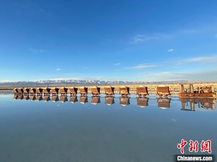 圖為小火車倒影在湖中，湖面如圖明鏡一般。　馬翔 攝