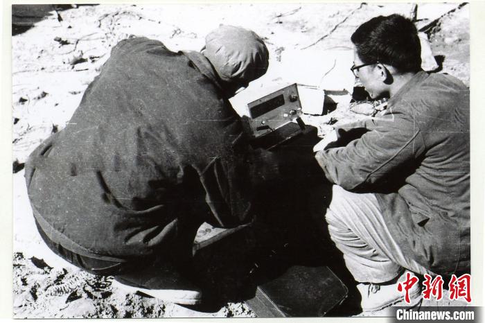 中鐵西北院科技工作者在風(fēng)火山觀測站收集儀表數(shù)據(jù)。(資料圖) 中鐵西北科學(xué)研究院供圖