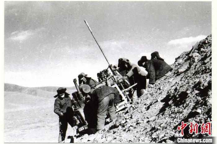 中鐵西北院科技工作者肩挑手扛運送地質(zhì)鉆機(jī)。(資料圖) 中鐵西北科學(xué)研究院供圖