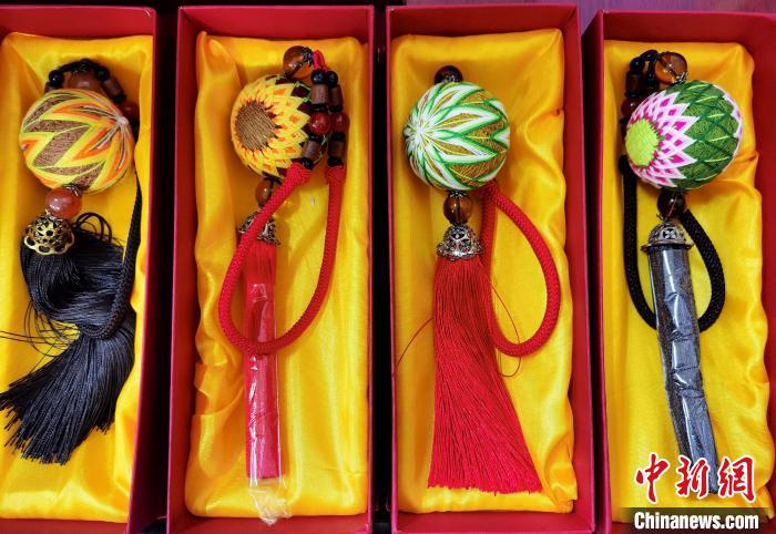 圖為藏繡手工藝品。　祁增蓓 攝