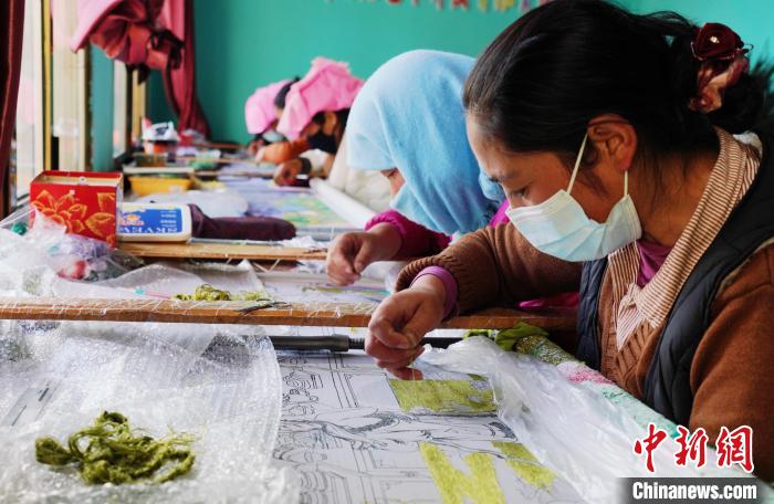 圖為繡娘正在進行刺繡。　馬銘言 攝