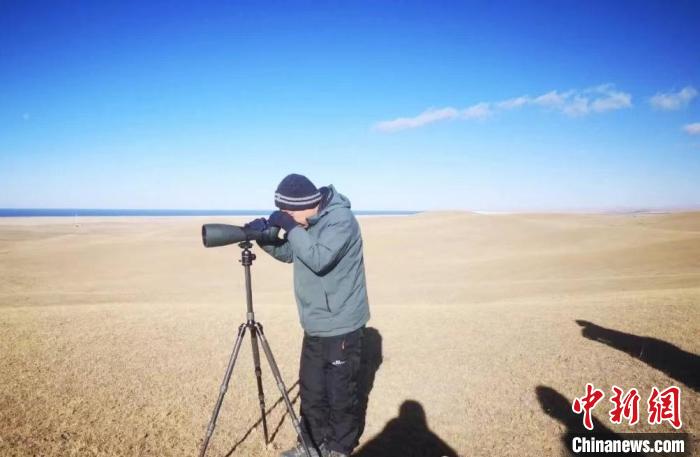 圖為工作人員正在進行監測。　青海湖景區保護利用管理局供圖