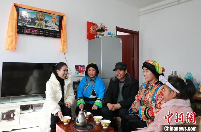 新家是兩層小樓房，一樓布置得充滿現(xiàn)代感，喝著藏式奶茶，一家人聊著今年春節(jié)怎么過。　丁思 攝