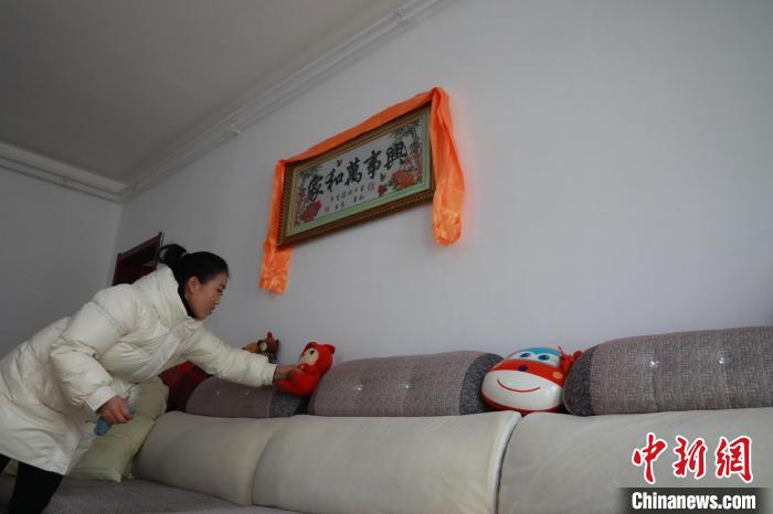 27日，春節(jié)將至，楊周馬草打掃房屋，拆洗沙發(fā)靠墊等。　丁思 攝