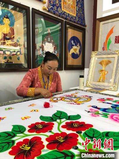 青海熱貢藝術之鄉半邊天們的“領頭雁”:一枝獨放不是春