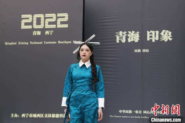 圖為模特展示少數民族服飾。　馬銘言 攝