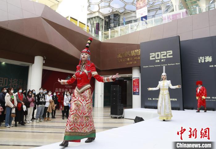 圖為模特身穿民族服飾進行走秀。　馬銘言 攝