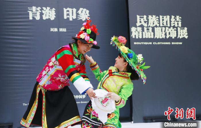 圖為模特身穿土族服飾進行“土族刺繡”表演。　馬銘言 攝