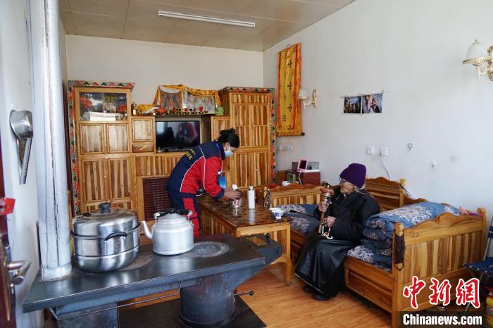 圖為敬老院護工為老人打掃屋內衛生。　馬銘言 攝