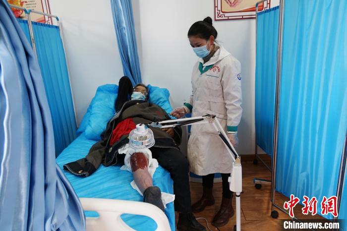 圖為敬老院醫生用藏藥為老人進行治療。　馬銘言 攝