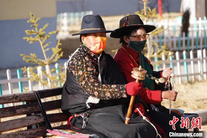 圖為敬老院老人在院內曬太陽轉經桶。　馬銘言 攝