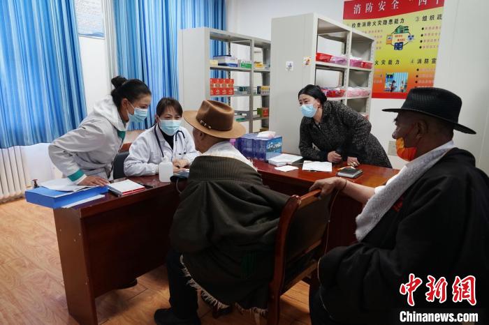 圖為骨科醫生為敬老院老人們進行集中檢查。　馬銘言 攝