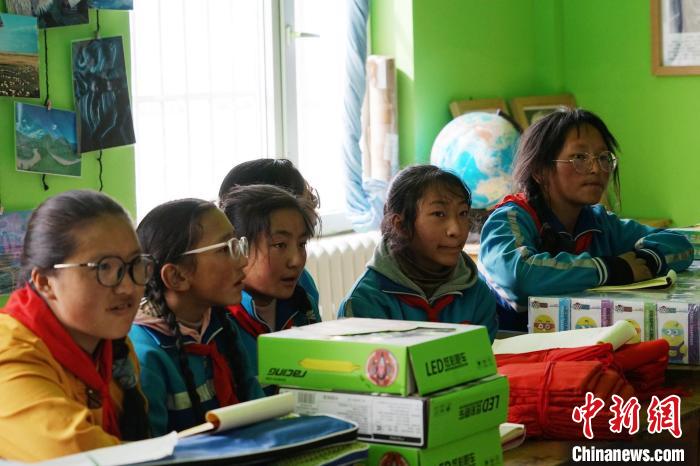 圖為學(xué)生正在認(rèn)真聽生態(tài)課。　馬銘言 攝