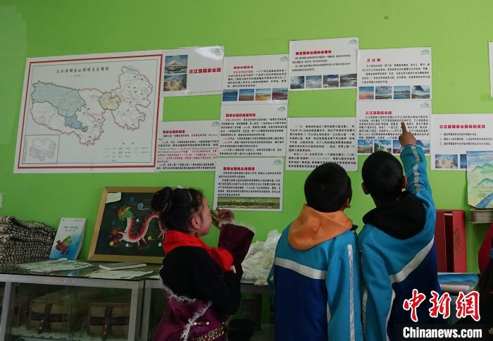 圖為學(xué)生在生態(tài)課堂上了解三江源國(guó)家公園知識(shí)。　馬銘言 攝