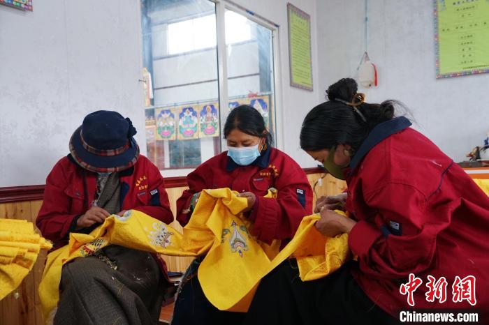 圖為工人正在制作哈達。　馬銘言 攝