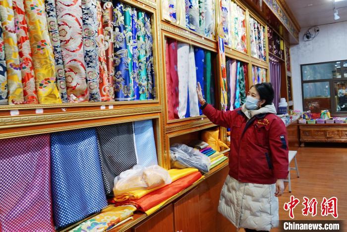 圖為員工清點布匹。　馬銘言 攝