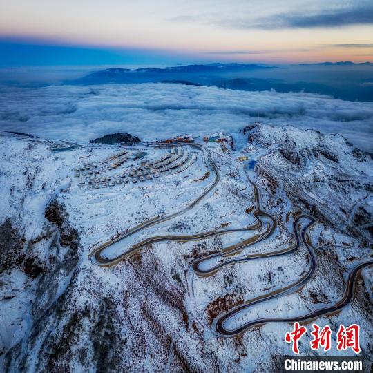 雪后的牛背山山頂和崎嶇的公路。　李凱 攝