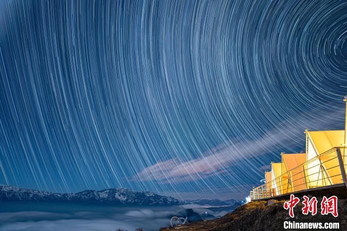 牛背山頂的星軌 劉康仁 攝