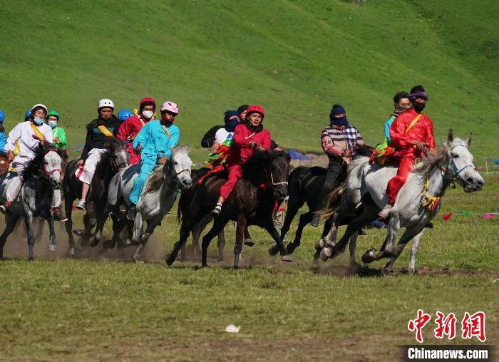 圖為選手進行3000米賽馬比賽。　馬銘言 攝