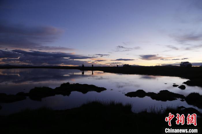 圖為夕陽下的查旦濕地。　馬銘言 攝