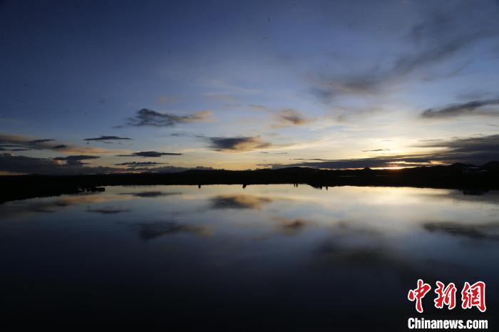 圖為夕陽下的查旦濕地。　馬銘言 攝