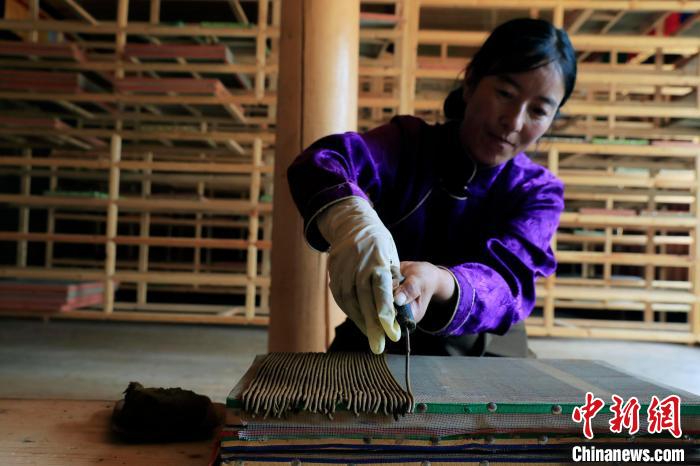 擠壓成香。　王磊 攝