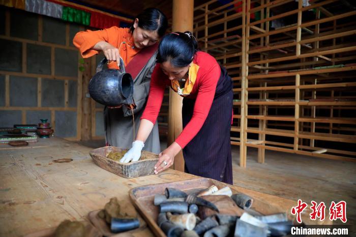 調(diào)合香團(tuán)。　王磊 攝