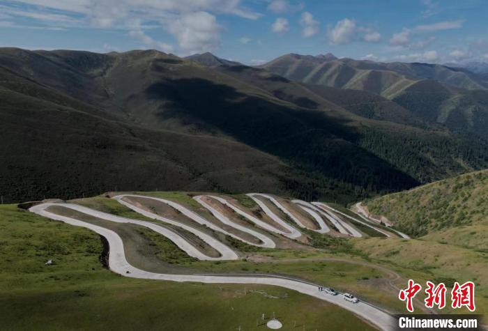 四川壤塘上藍天路：沿線居民致富的幸福“天路”