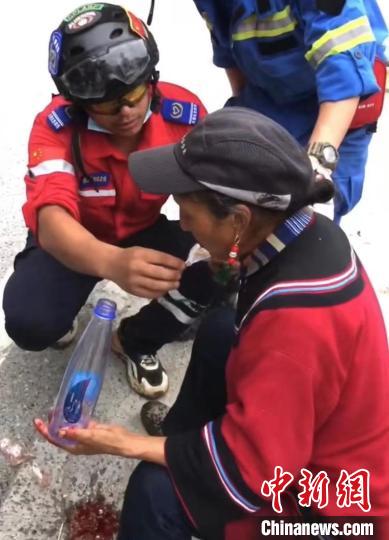 筠連筠愛青年應急救援隊救援人員正在為傷員傷口清理。　受訪者供圖