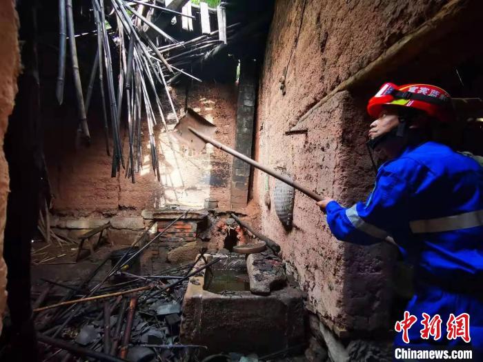 宜賓藍豹應急救援隊搜救組成員劉方杰正在參與救援?！∈茉L者供圖