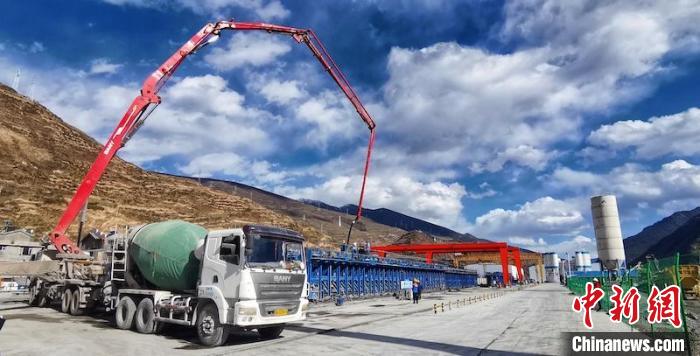 T梁發運現場。　中鐵八局 供圖