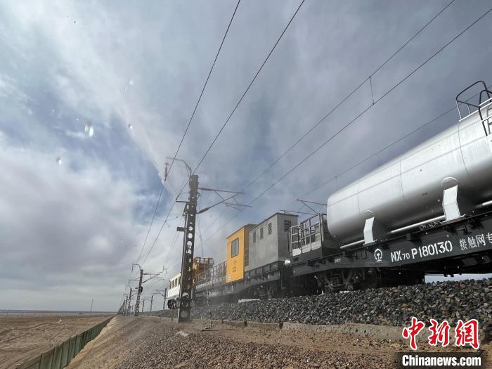 世界首條鹽湖鐵路完成連續29天絕緣子大清洗