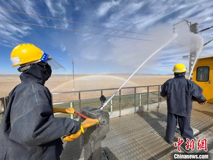 圖為水炮手操作高壓水槍對絕緣子進行清洗。　高啟宏 攝