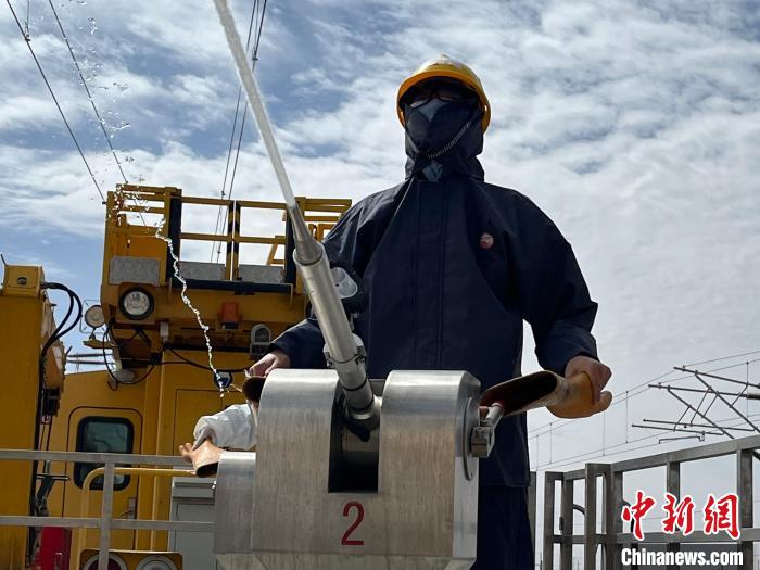 圖為水炮手操作高壓水炮進行作業?！「邌⒑?攝