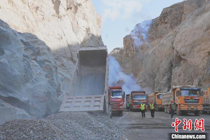 圖為大壩填筑現場?！∷娝木止﹫D