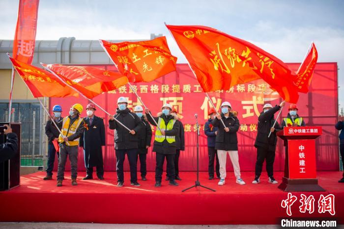 圖為封頂儀式現場。　浩爾娃 攝