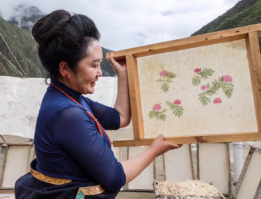 充巴傳統藏紙。德格縣融媒體中心供圖