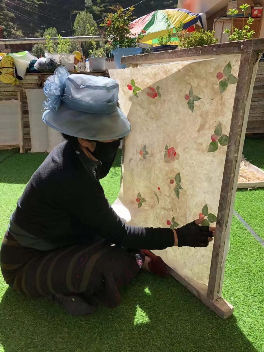 充巴傳統藏紙。德格縣融媒體中心供圖