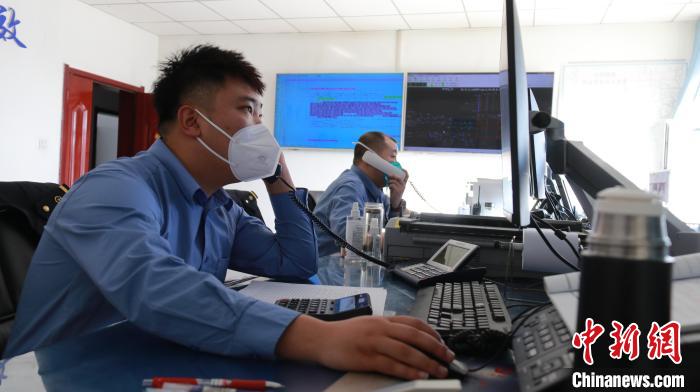 圖為貨運調度人員與外勤工作人員聯系掌握車輛裝載情況。　李生燕 攝