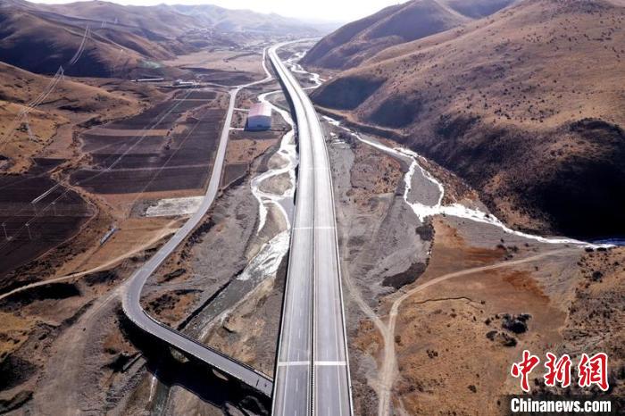 久馬高速公路阿壩50公里路段?！∈竦兰瘓F供圖